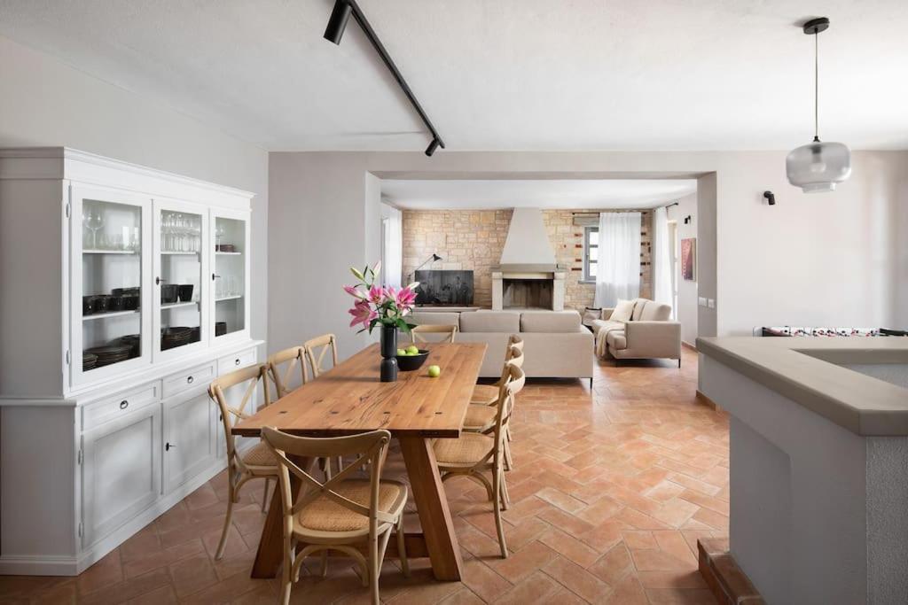 Rustic Villa Ruta With A Pool In Istria Sveti Lovrec Pazenaticki ภายนอก รูปภาพ