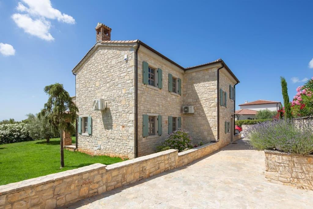 Rustic Villa Ruta With A Pool In Istria Sveti Lovrec Pazenaticki ภายนอก รูปภาพ