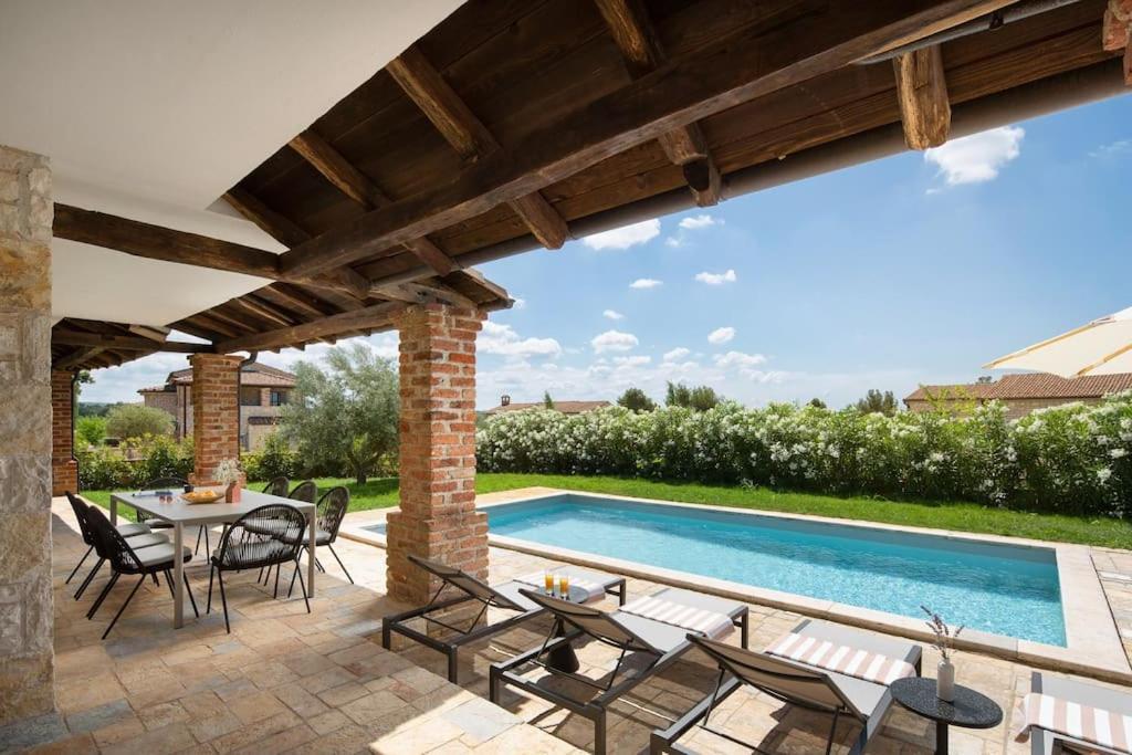 Rustic Villa Ruta With A Pool In Istria Sveti Lovrec Pazenaticki ภายนอก รูปภาพ